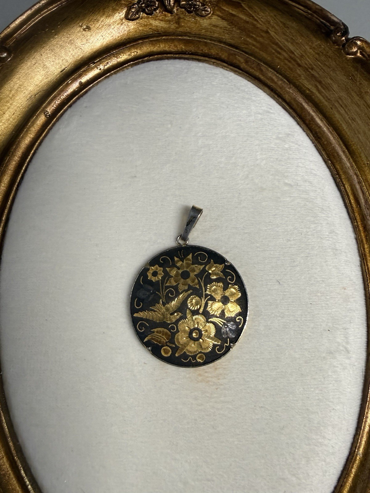 Round Black Gold Floral Bird Charm Pendant Flowers & Plants Theme
