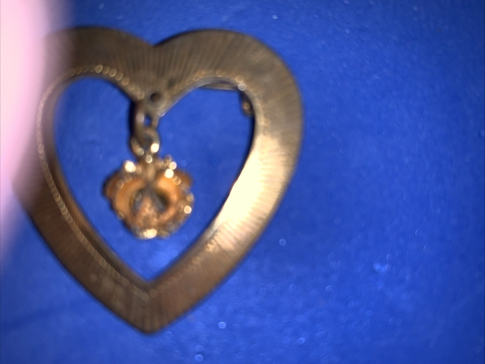 Unsigned Brooch/Pin Gold-Tone Heart with hanging Rose safety catch clasp