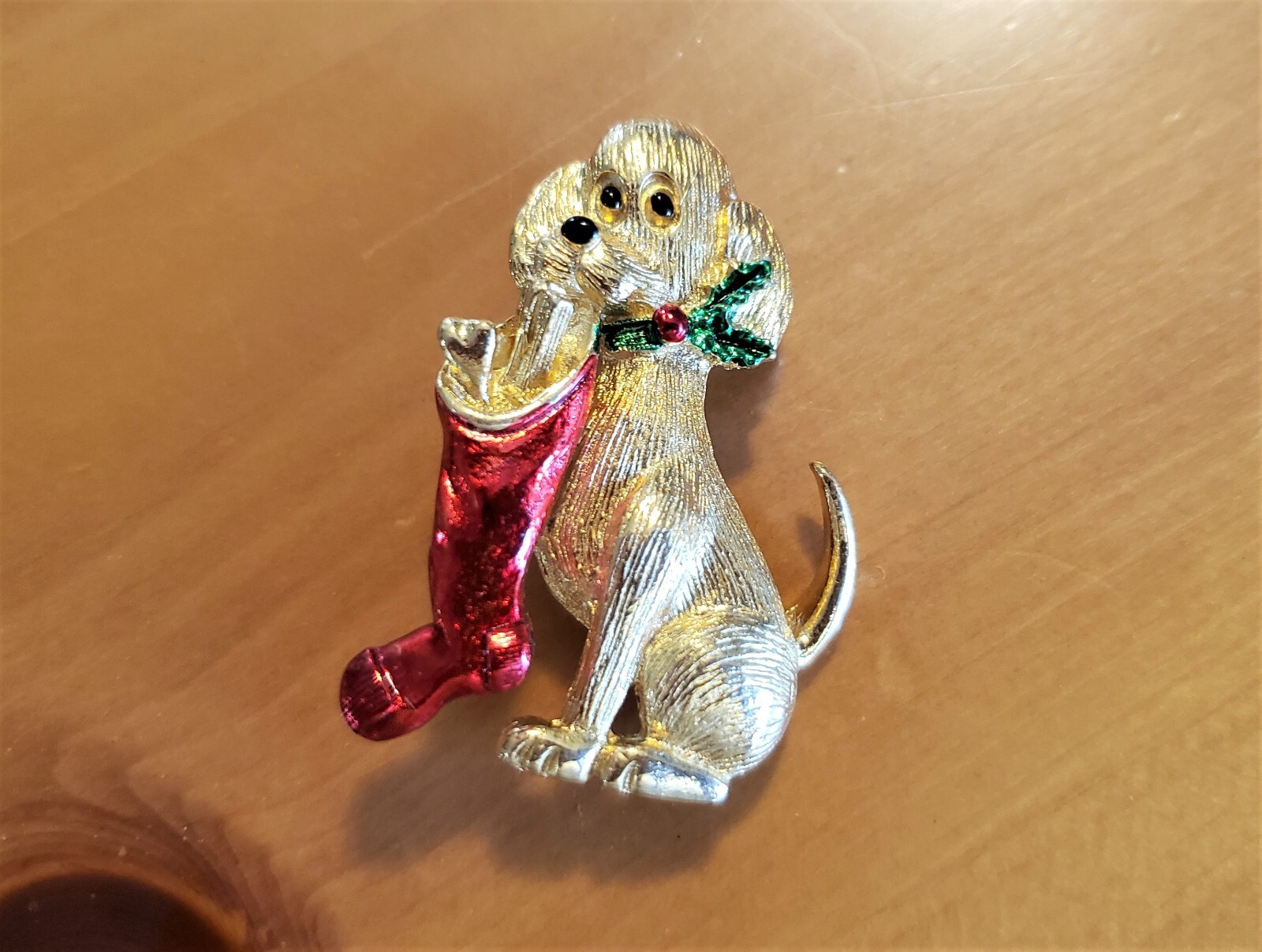 VINTAGE GERRYS CHRISTMAS GOLDPLATE PUPPY RED STOCKING PIN BROOCH COLLECT -1.9″