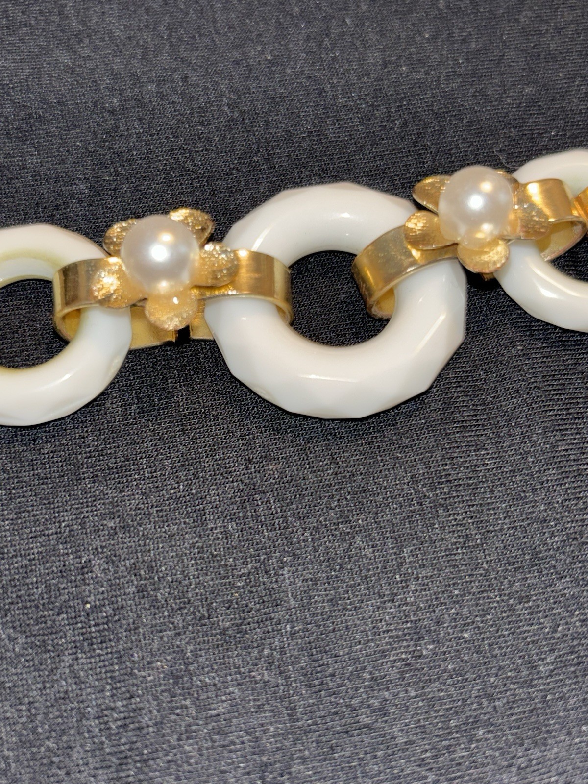 1990’s Vintage White Golden Flowers Bracelet Lobster Claw Faux Pearl Jewelry