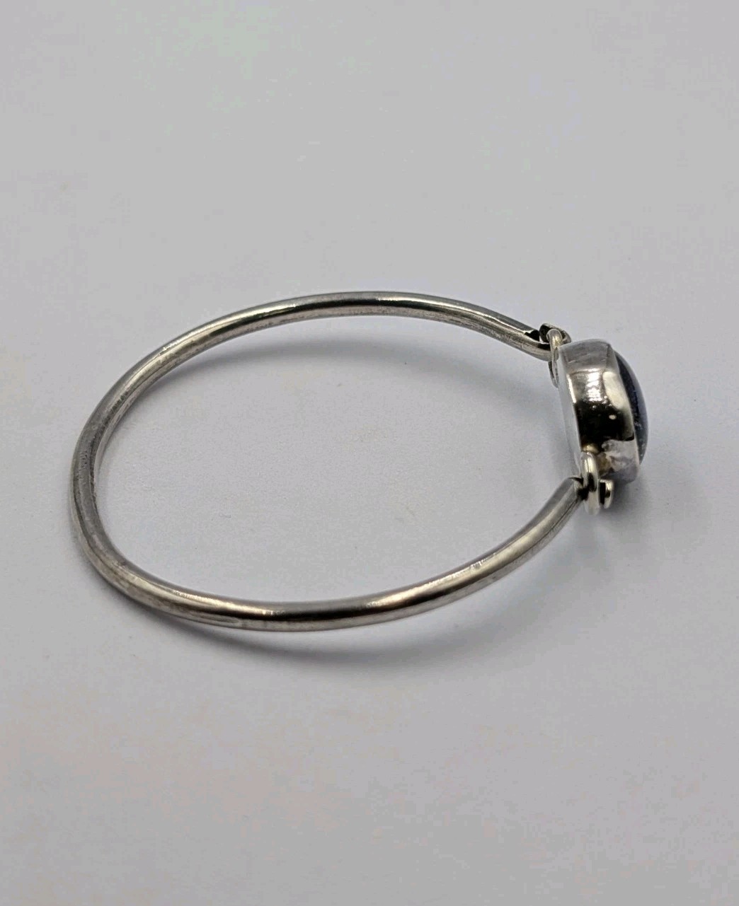 Vtg Sterling Silver Oval Multi Color Dichroic Glass Hook Bangle Bracelet – 16.6g
