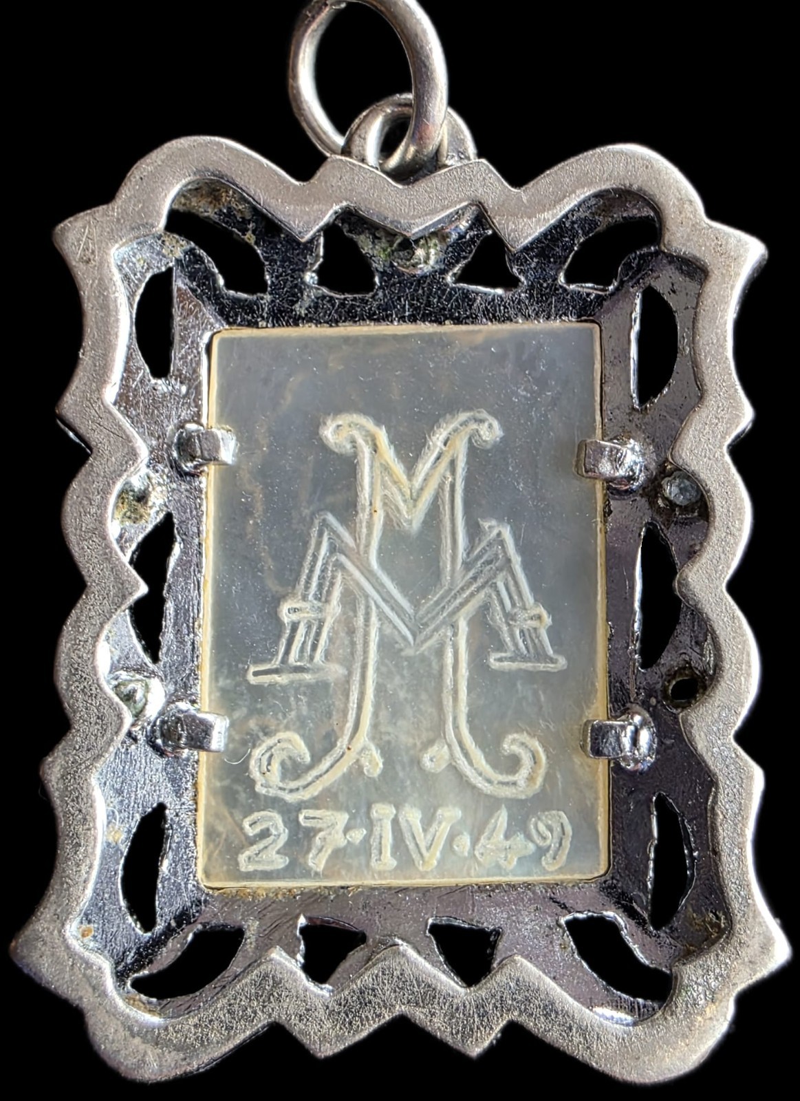 Religious Pendant Medal – Hand-Carved Virgin Mary in Mother-of-Pearl & Silver