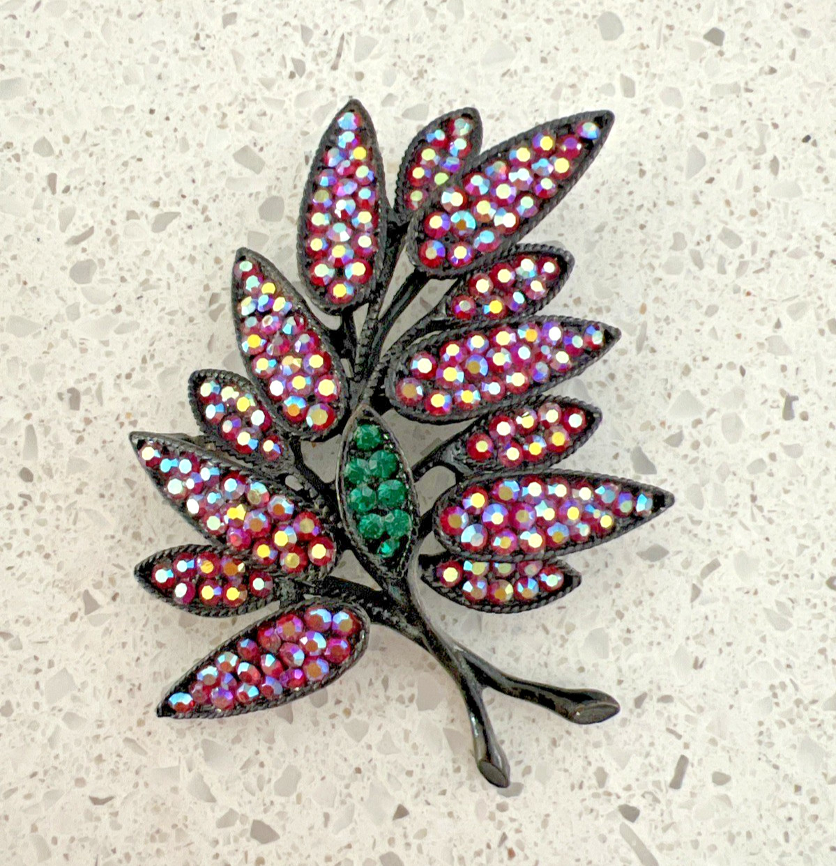 VINTAGE SIGNED WEISS RED PINK AURORA BOREALIS RHINESTONE LEAF BROOCH / JAPANNED