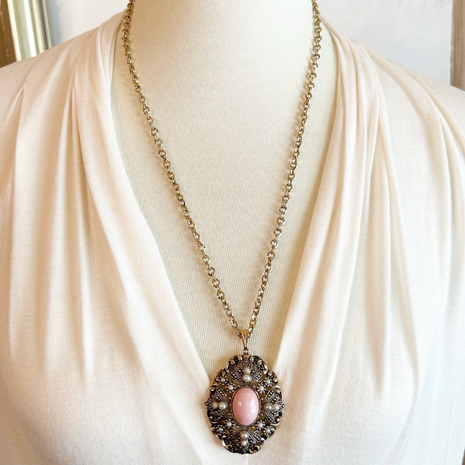 Vintage Avon Queen Anne’s Lace Pink Cabochon Pendant Necklace w Faux Pearls