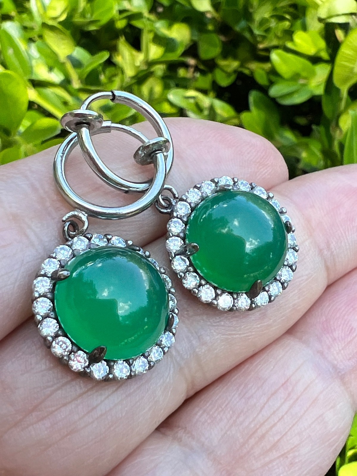 VINTAGE VIVID GREEN CABOCHON STONES DROP DANGLE SILVER TONE HOOP EARRINGS