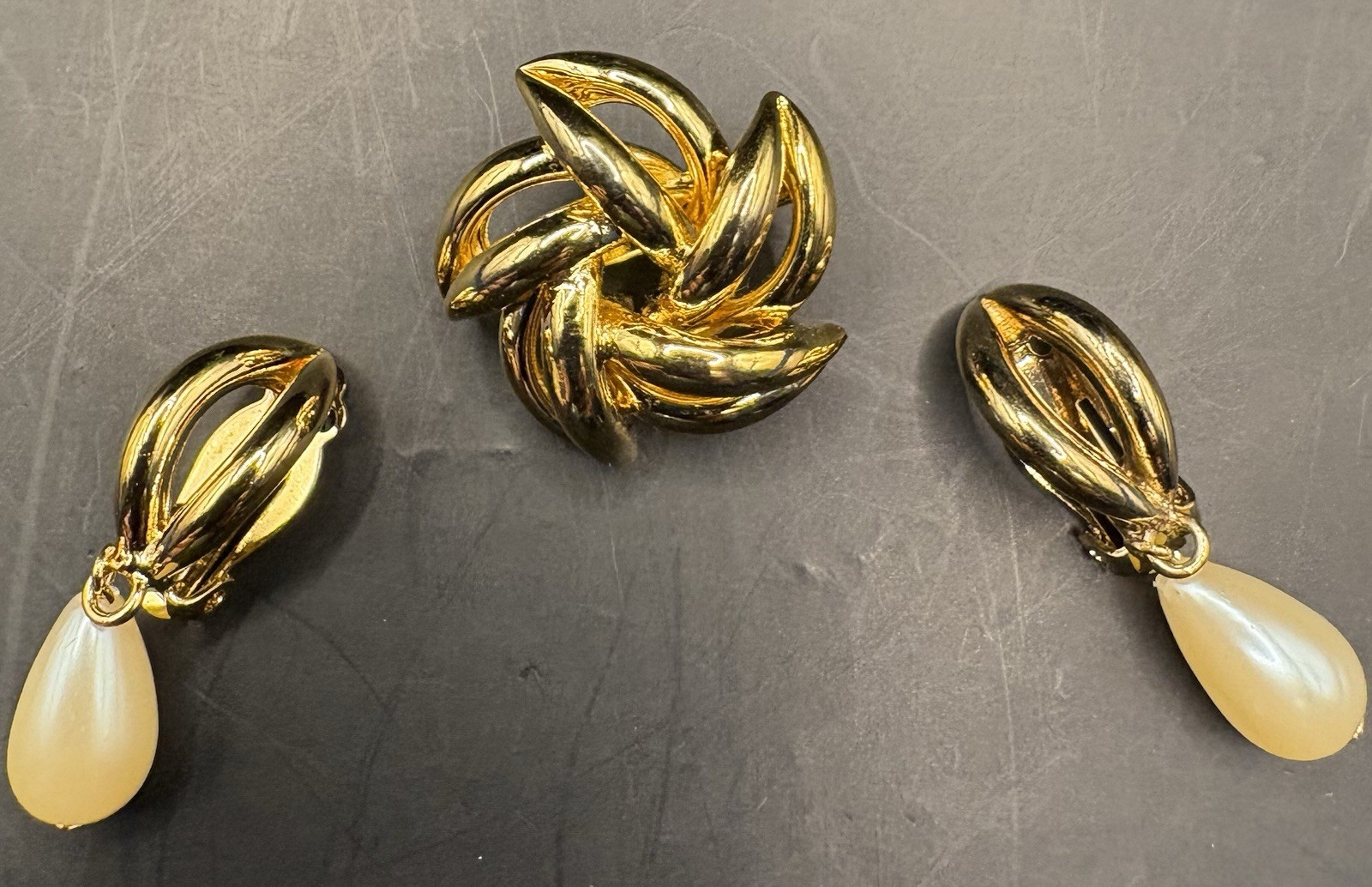 Vintage Gold Tone Sculptural Necklace Brooch Earrings Set Rope Chain