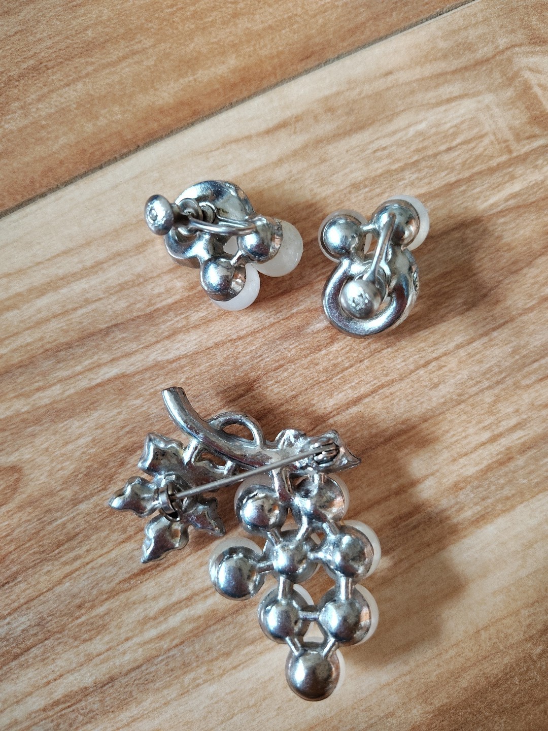 Coro Moonglow Luminous White Grape Bunch Pin & Screw Back Earrings Set Vintage