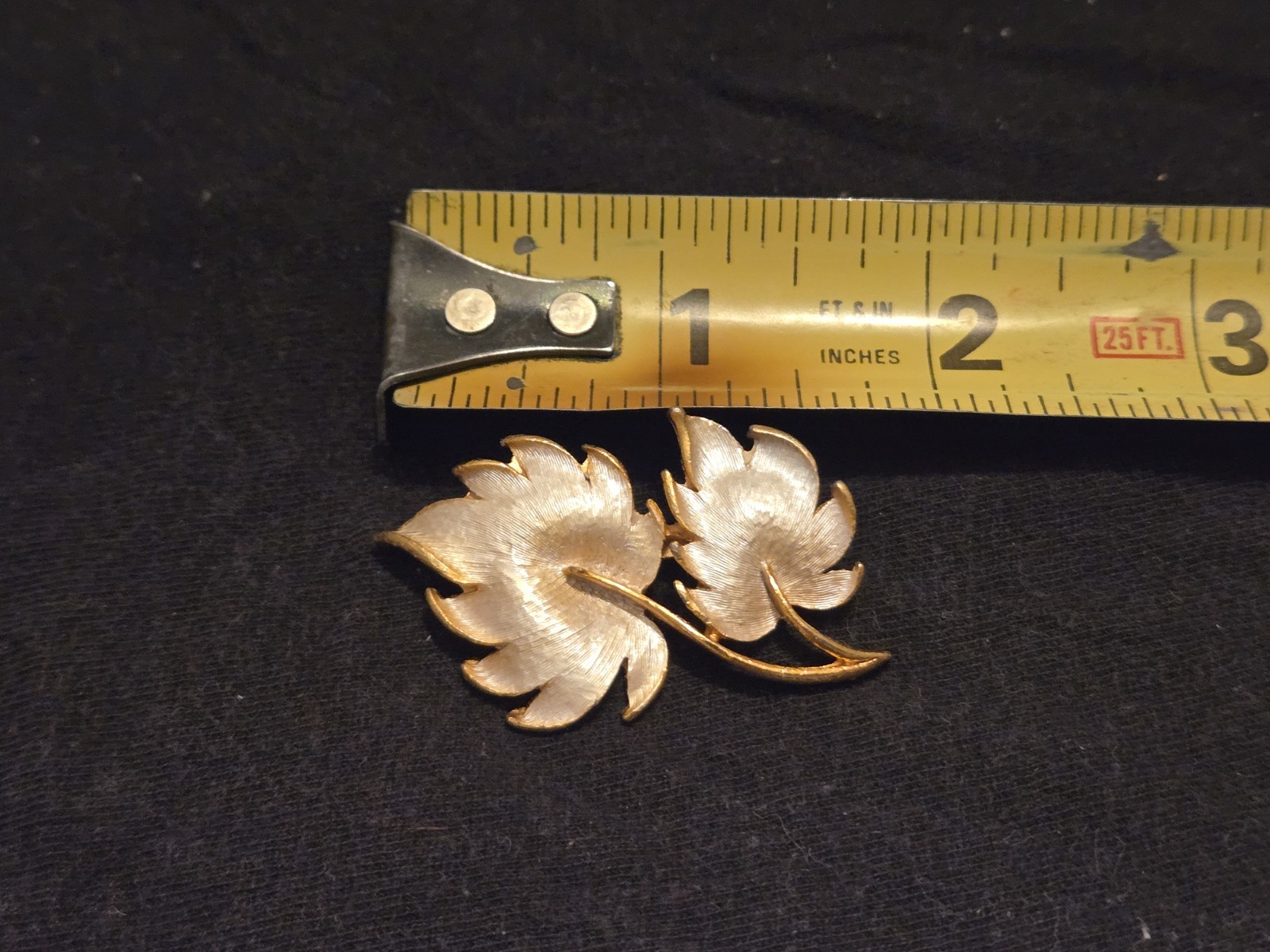 JJ”Jonette Art Nouveau Pin Brooch 2 ivory gold tone Leaves MCM 1.86″ Old Vtg