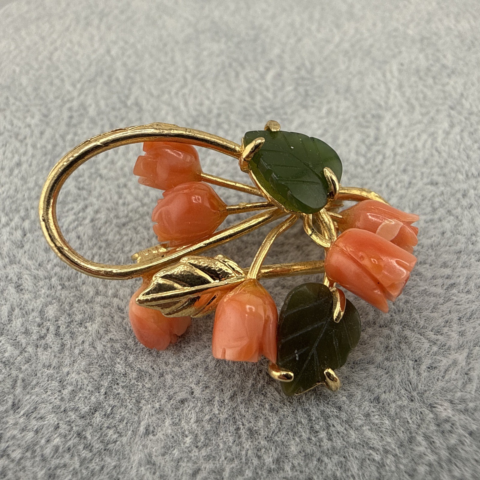 Gold Filled Coral & Jade Flower Brooch Pin – 35mm W – 5.3g J-1098