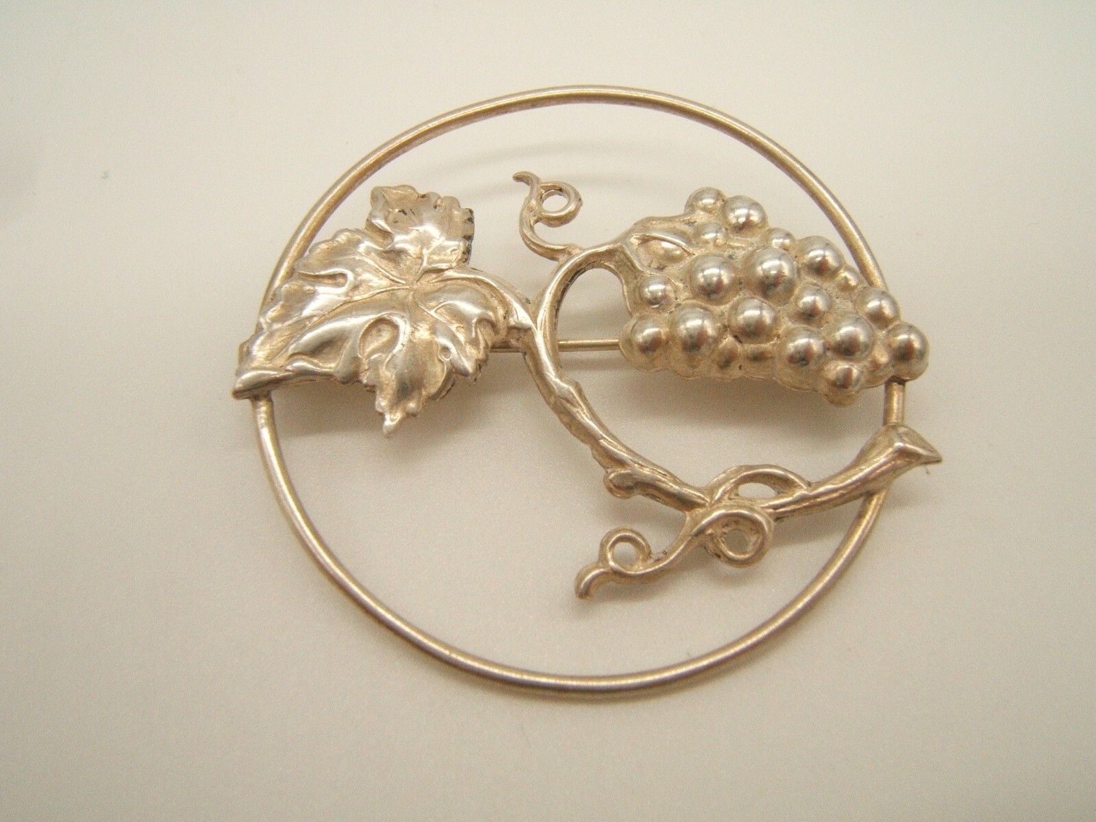 VINTAGE STERLING SILVER PIN BROOCH BUNCH OF GRAPES & LEAVES CIRCLE