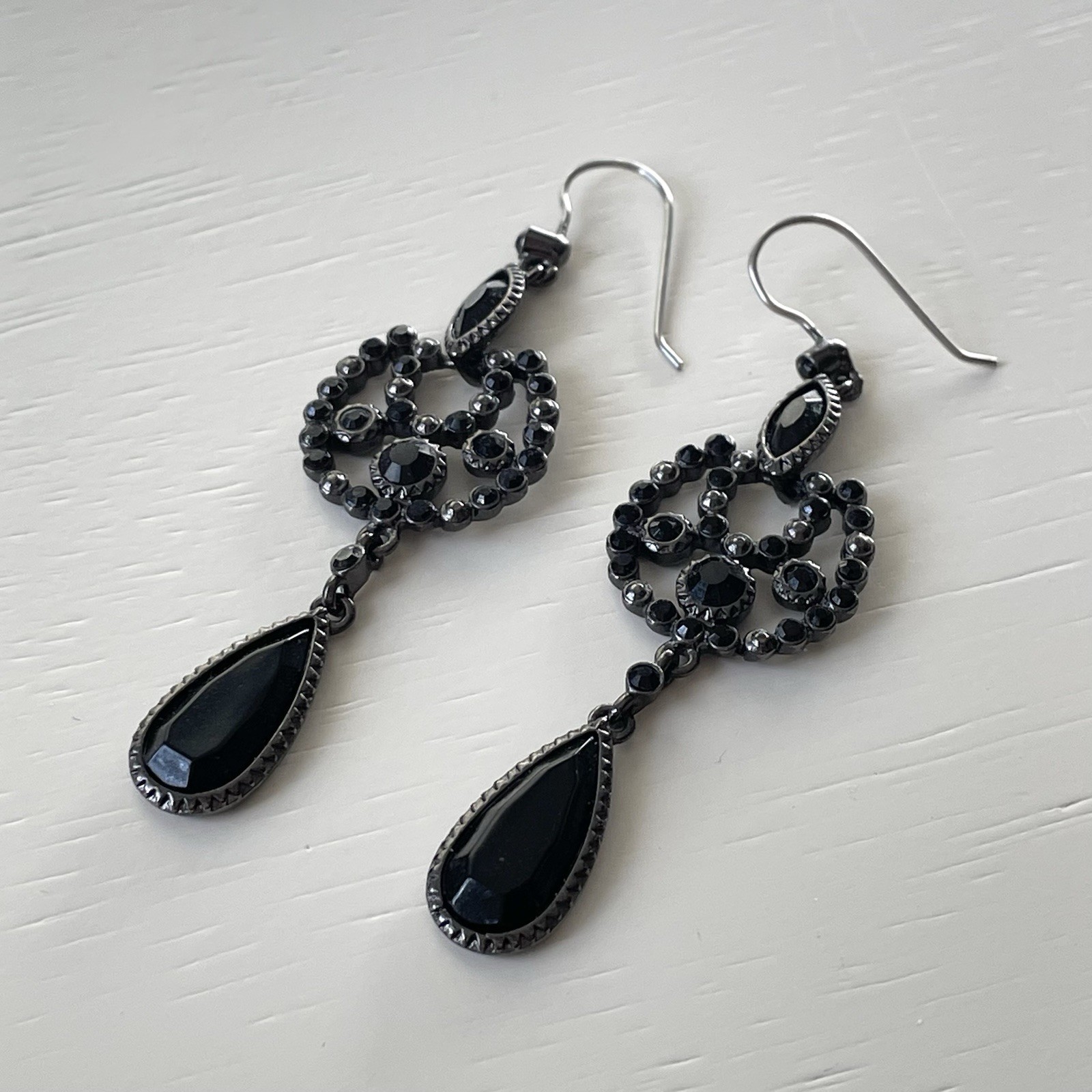 Vintage silvertone & black faceted plastic/acrylic stone dangle earrings goth