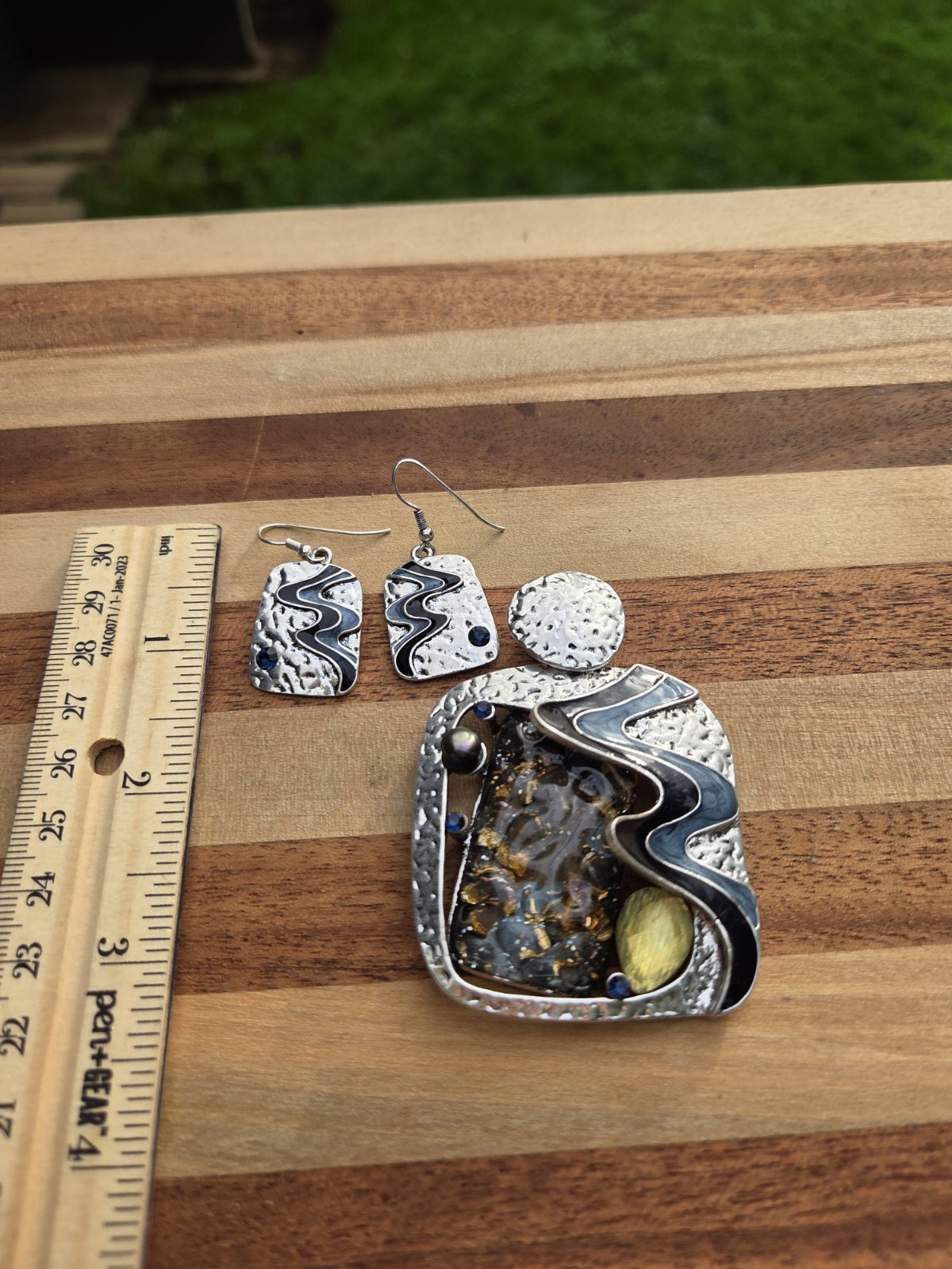 Vintage Faux Gripoix Art Resin Enamel Hammered Metal Pendant & Earrings Necklace