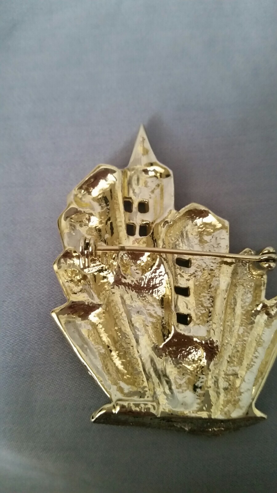 AJC VTG BROOCH PIN Gold tone City 3D Perspective NYC Buildings 2.25″ H x 1.75″L