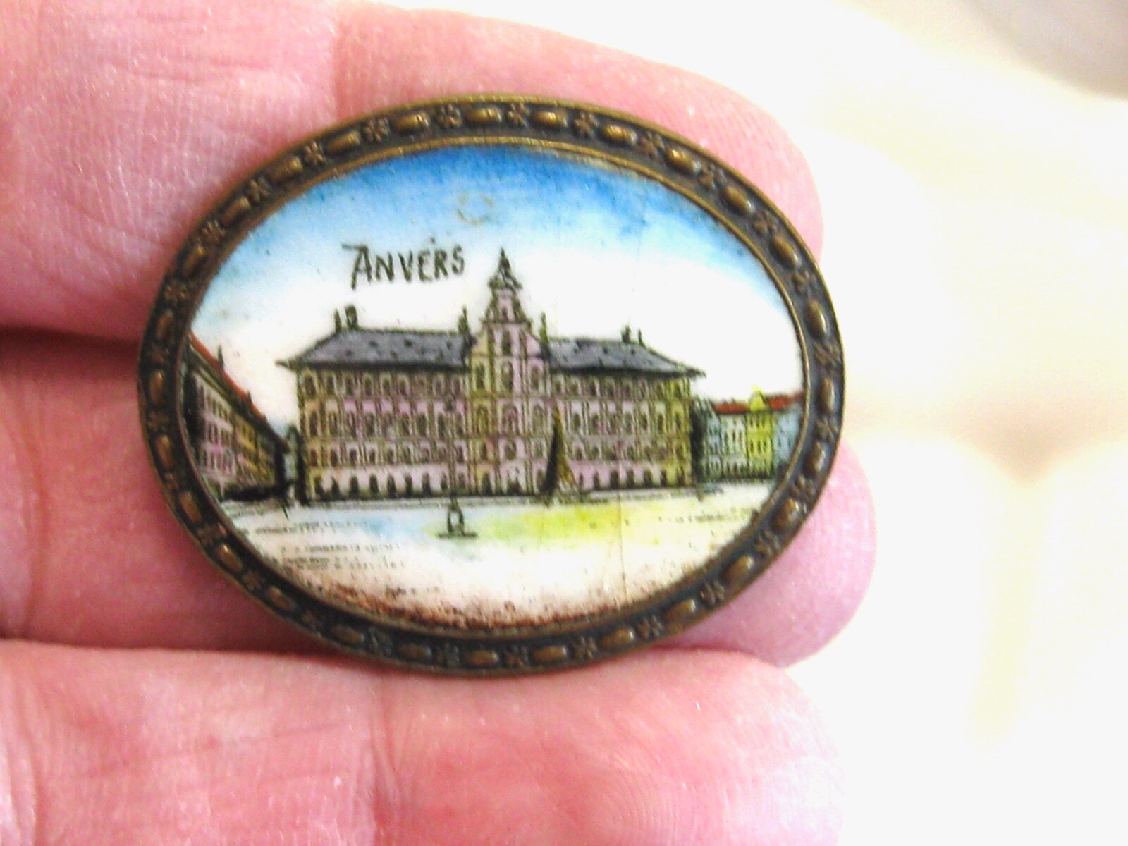 FINE ANTIQUE ANVERS BELGIQUE – ANTWERP BELGIUM SOUVENIR ENAMEL BRASS PIN BROOCH