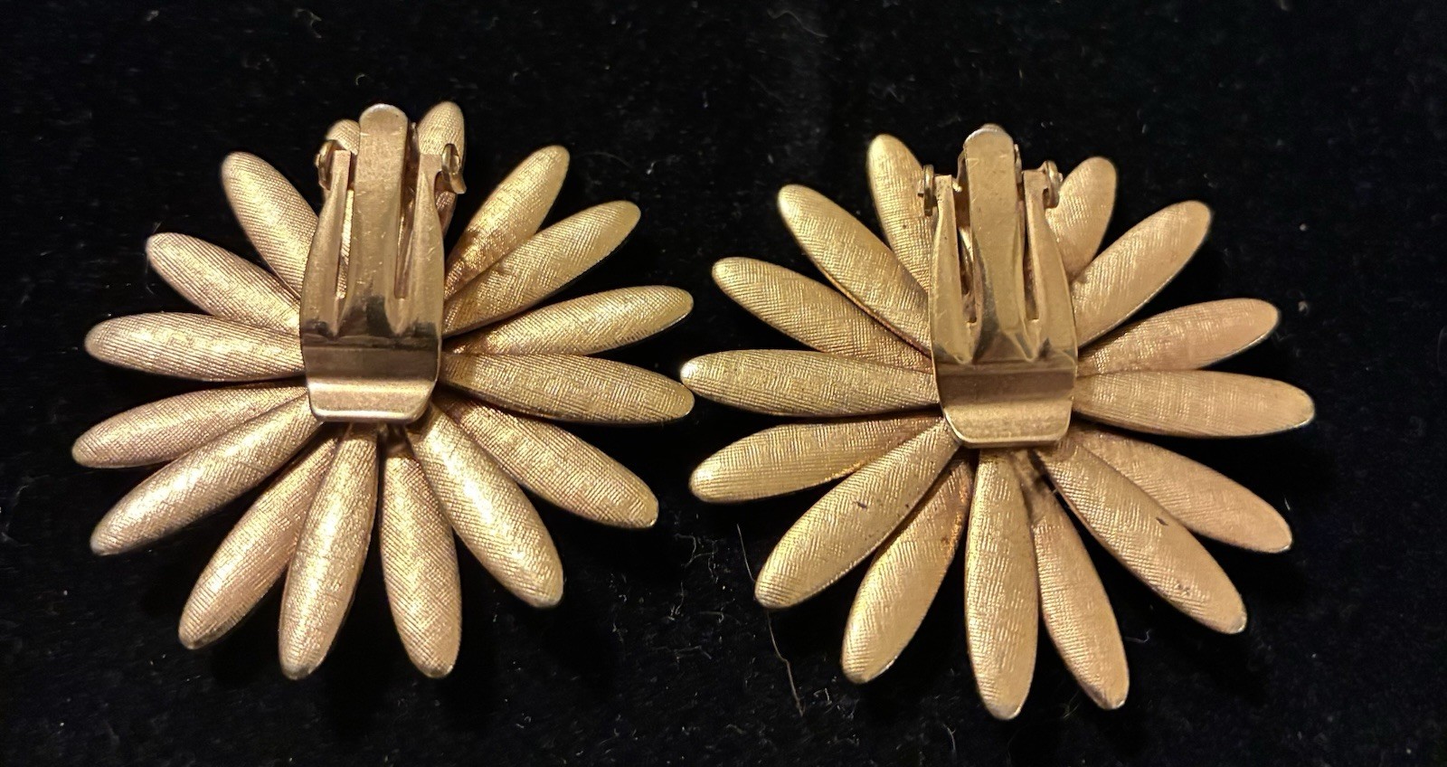 VTG Daisy Flower Earrings Enamel Splatter Confetti Blue 1960s Retro Clip On