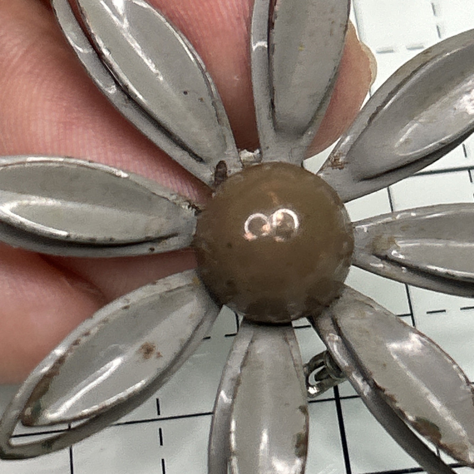 Vintage Retro Hippy Mod 60’s Gray Daisy Metal Flower Pin Brooch