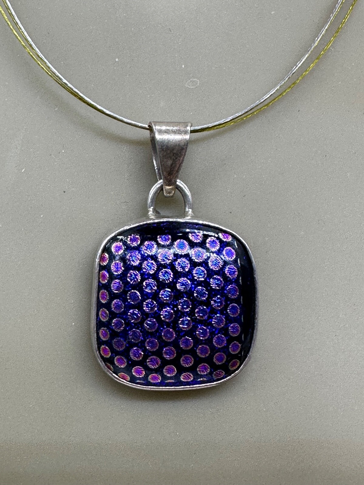 ESTATE STERLING SILVER WIRE PEACOCK PURPLE DOT ART GLASS PENDANT NECKLACE