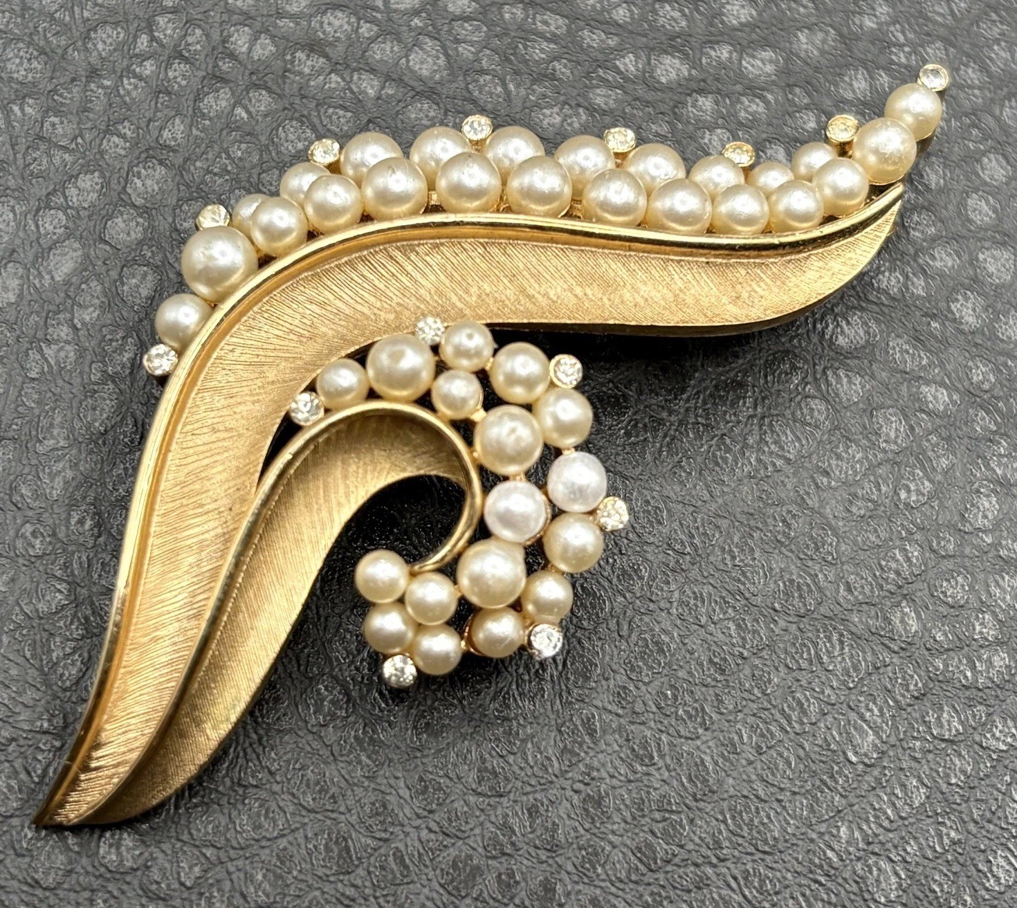 Vintage Crown Trifari Gold Tone Brooch Pearl & Rhinestone Swirl Pin