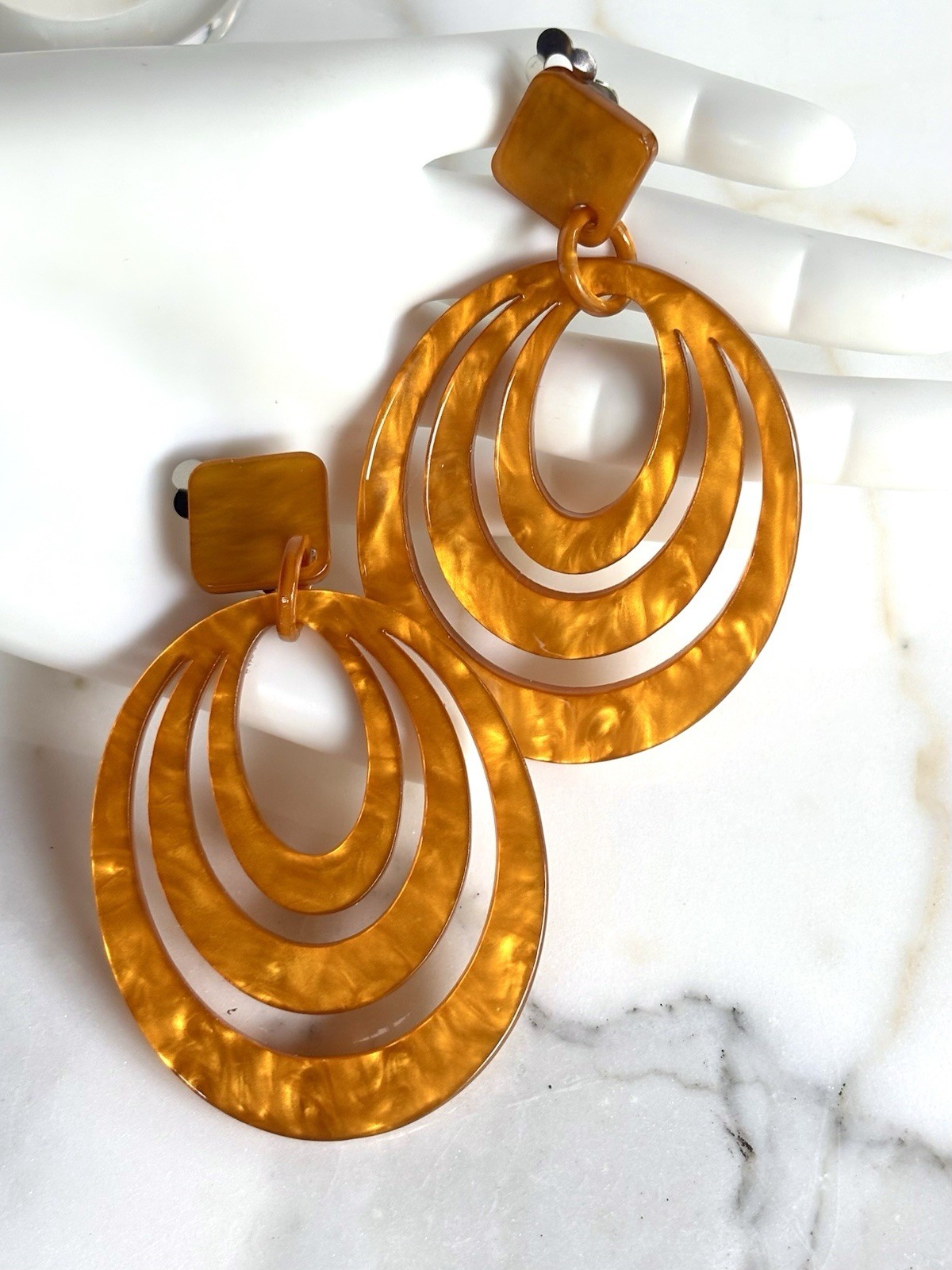 DESIGNER AMBER MARBLED RESIN 3.2 in MASSIVE RETRO 70s HOOPS CLIP ON EARRINGS NEW