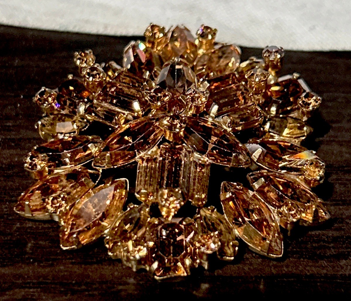 RARE STUNNING WEISS Gold PLATE Tiered Baguette Champagne Stones Brooch Pin