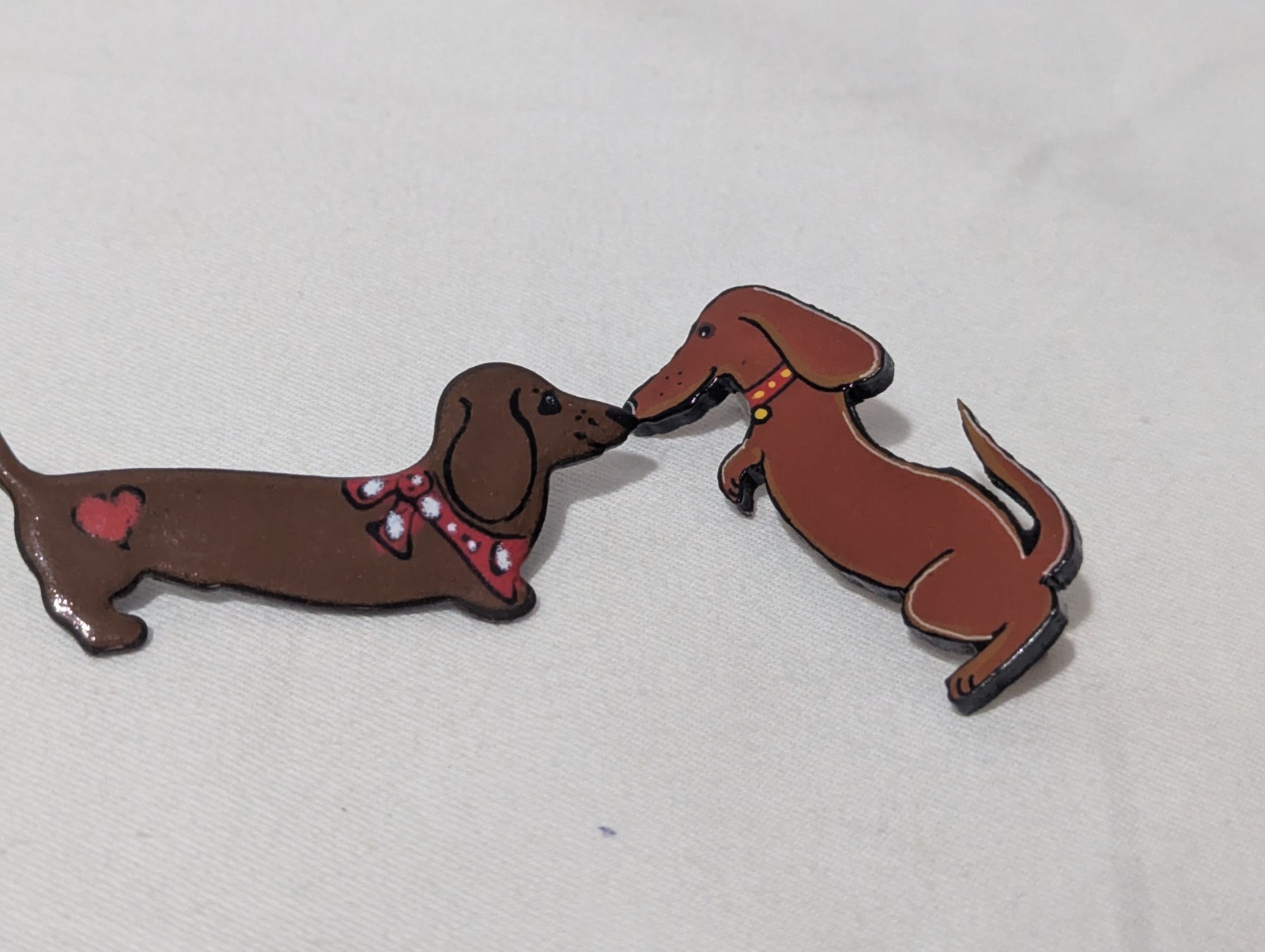 Kat Beals Dachshund Pins 2″ Wood & Ceramic Heart Happy Collar 1993 Lot of 2