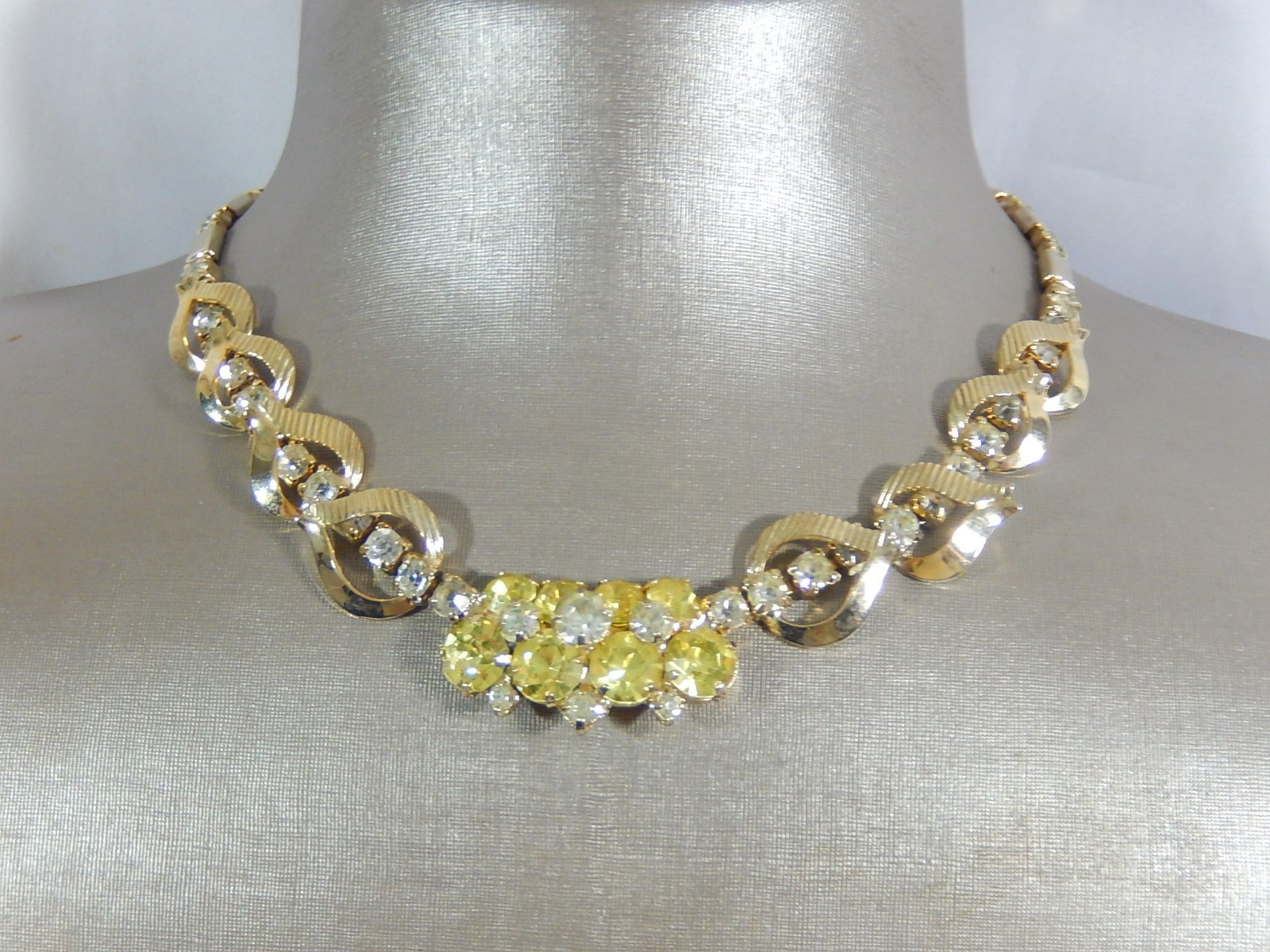 VINTAGE MCM NECKLACE SARAH COVENTRY YELLOW & CLEAR RHINESTONE 15-17″