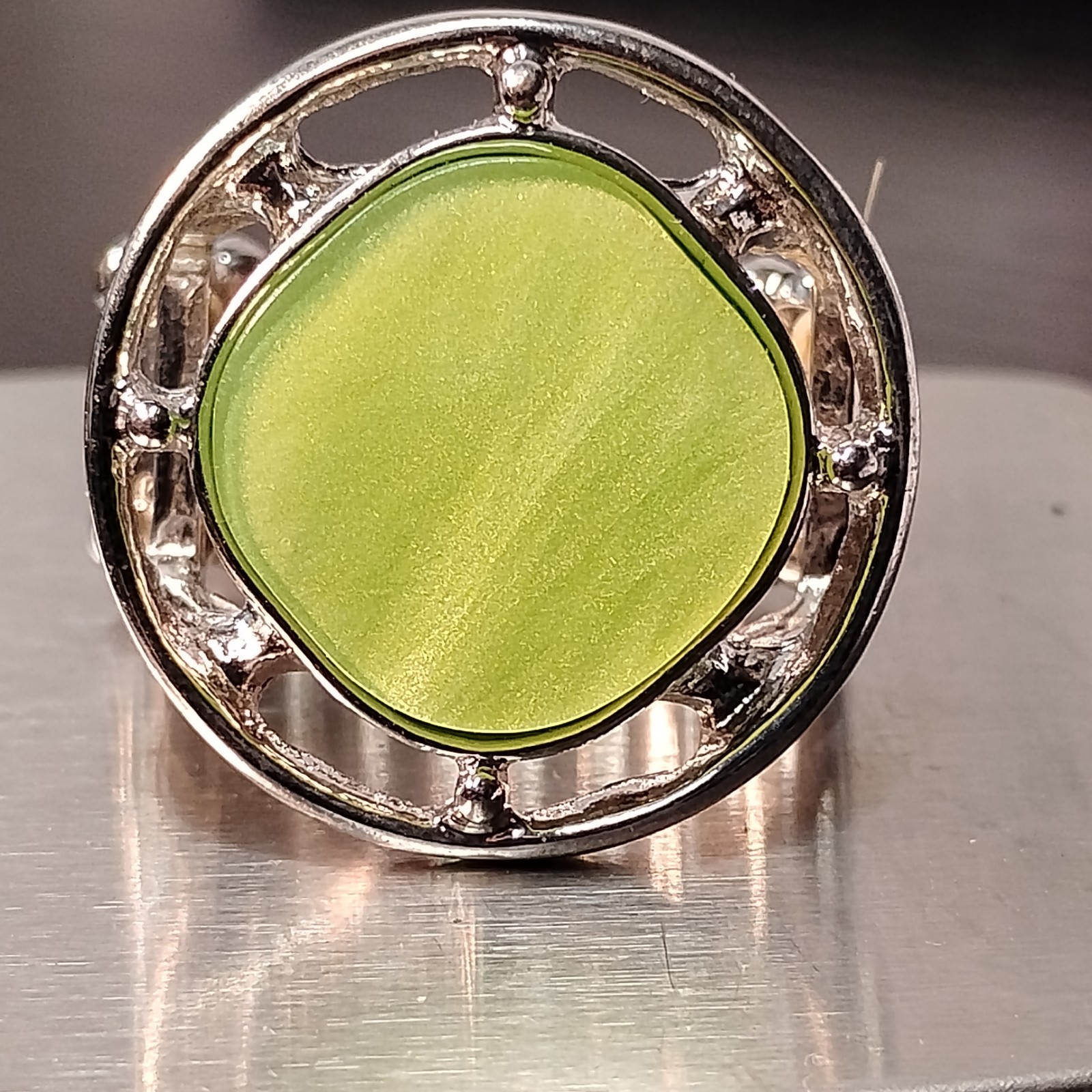 RING Adjustable Size 8 Lime Green Silver Tone Metal Funky Fun Fashion Jewelry