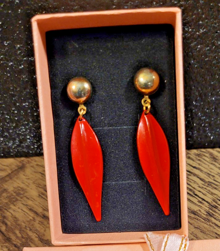 Vtg Red Enamel Marquise Leaf Dangle Earrings Gold Tone Post Stud Drop Statement