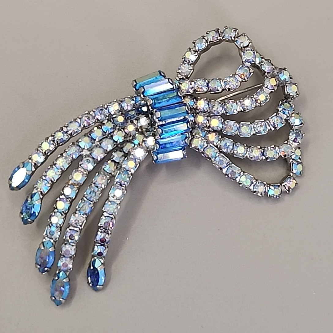 Vintage Tammey Jewels Brooch Aurora Borealis Blue Ribbons 2.75″