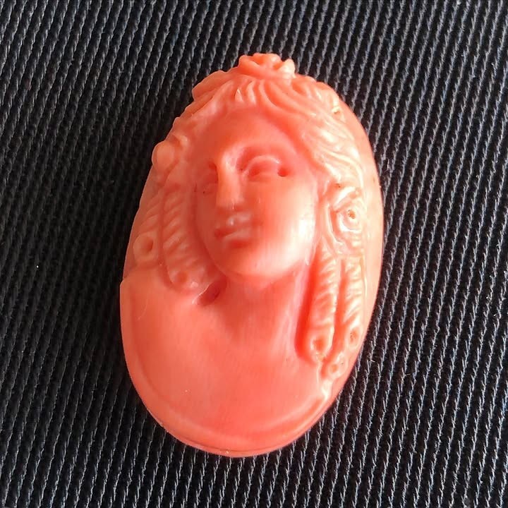 Exquisite Vintage Natural Red Momo Coral Cameo 28mm 5.6g Detailed Carving