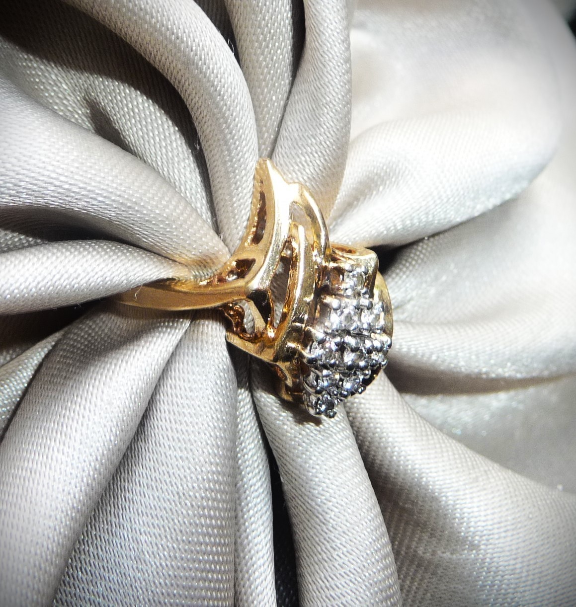 GORGEOUS ESTATE VINTAGE DESIGNER VR 14K YELLOW GOLD DIAMOND CLUSTER RING!