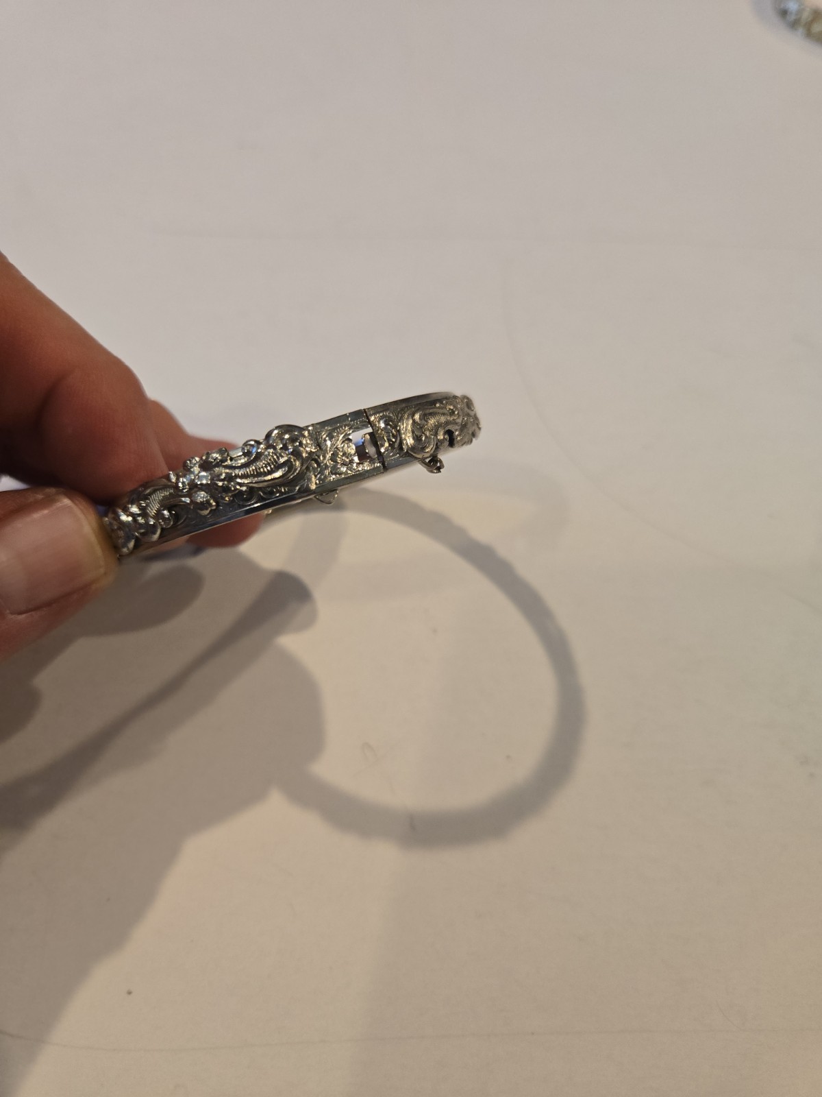 Vintage Women’s Silver Hinged Bracelet W/ Floral Design