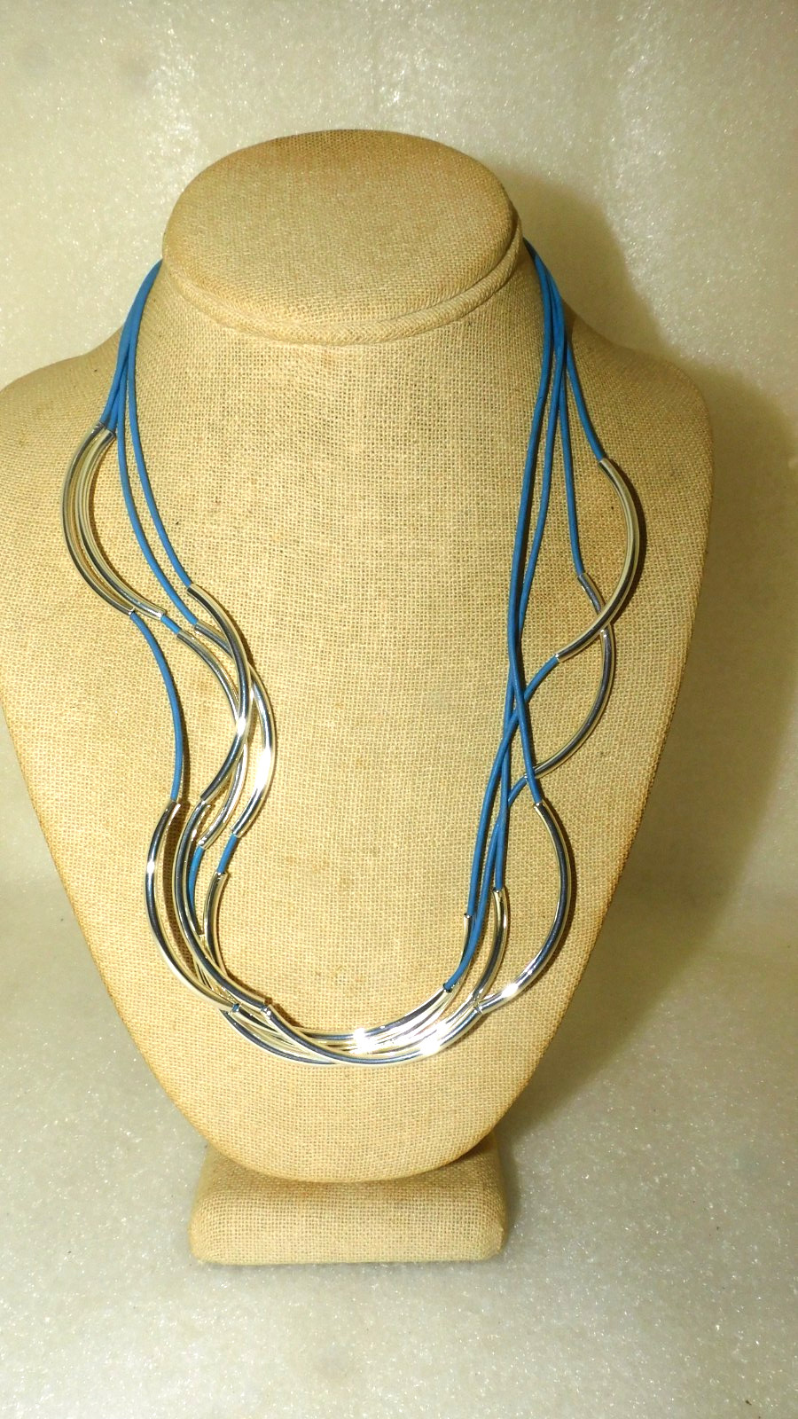 LIZZY JAMES 4 ROWS 22″ BLUE LEATHER CORD & CURVE METAL LINK STATEMENT NECKLACE