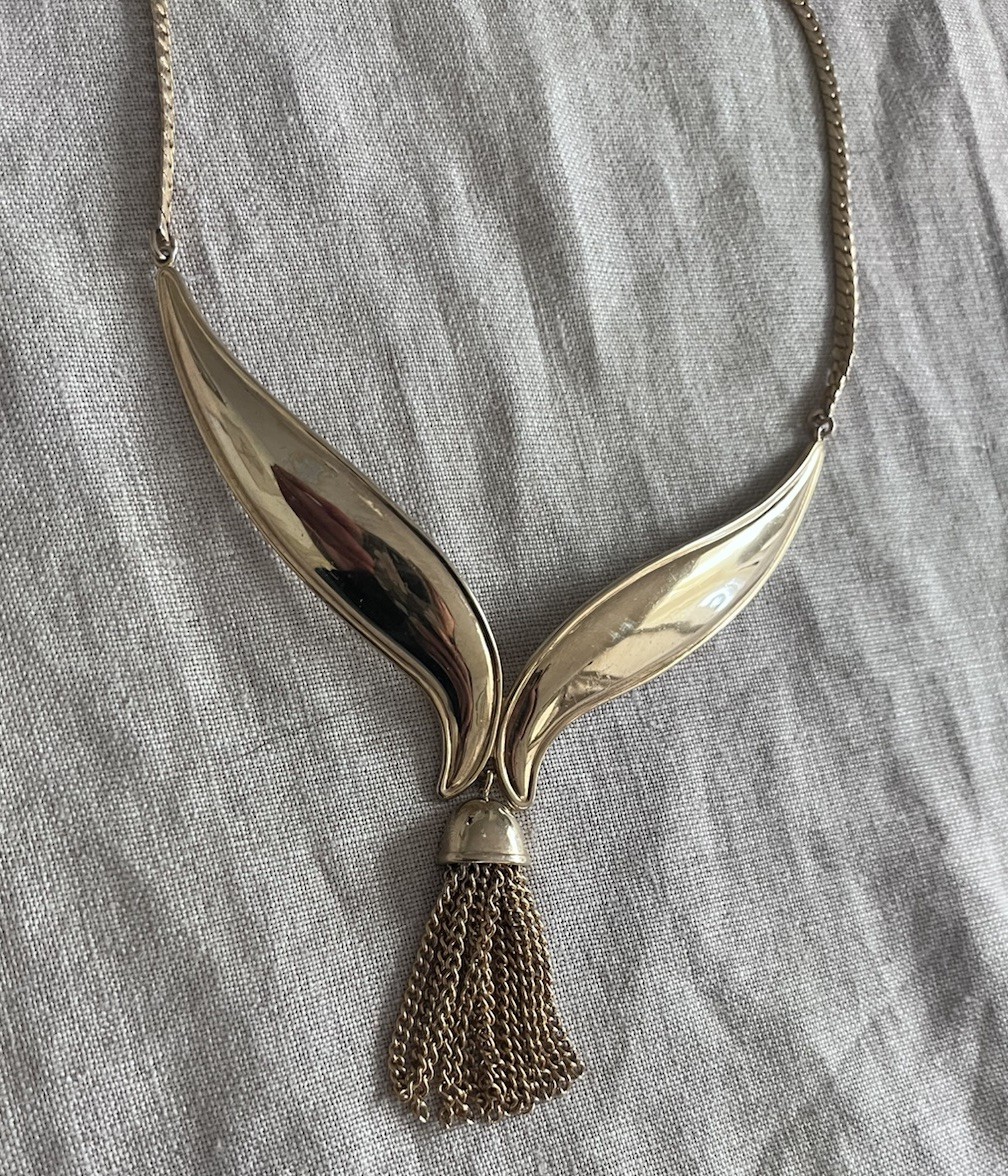 AVON Gold Tone Signed Royal Tassel Collar Chain Pendant Necklace 1972 1970’s
