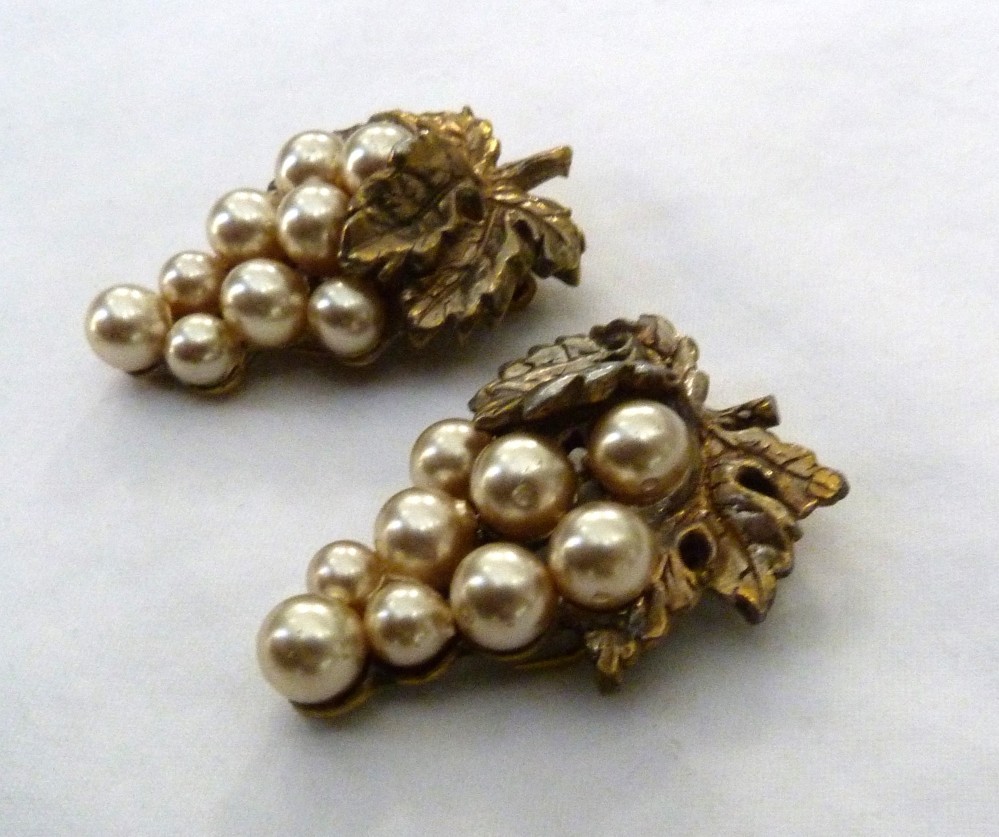 ANTIQUE VINTAGE 1930-1940s LUSTROUS FAUX PEARLS GRAPES LEAVES FUR CLIP PINS PAIR