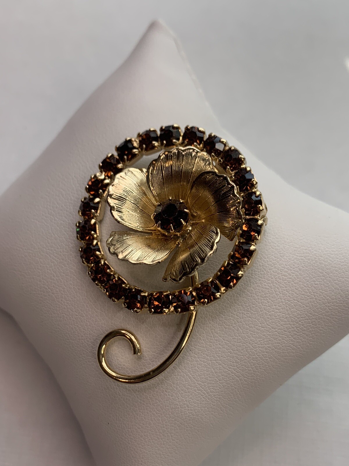 Beautiful vintage brooch With gold tone Brown Rhinestones Prong Set A4