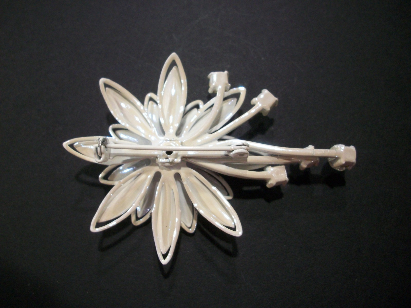 ViNTaGE MeTaL ENaMeL OMBRE PASTEL/AURORA BOREALIS RHINESTONE FLoWeR PiN/BRooCH