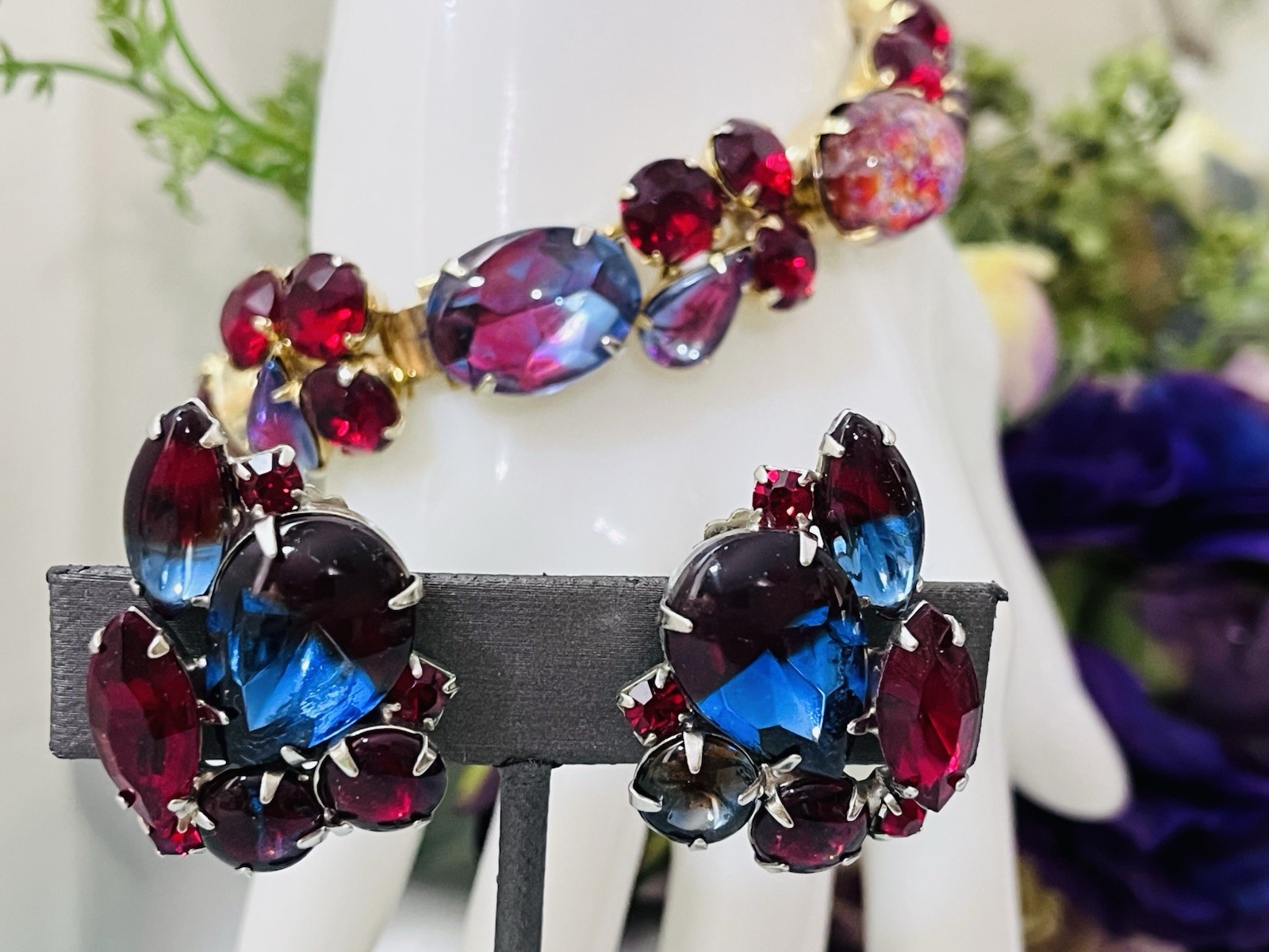 VINTAGE GOLD-TONE RUBY RED IRIDESCENT RHINESTONE LINK BRACELET & CLIP EARRINGS