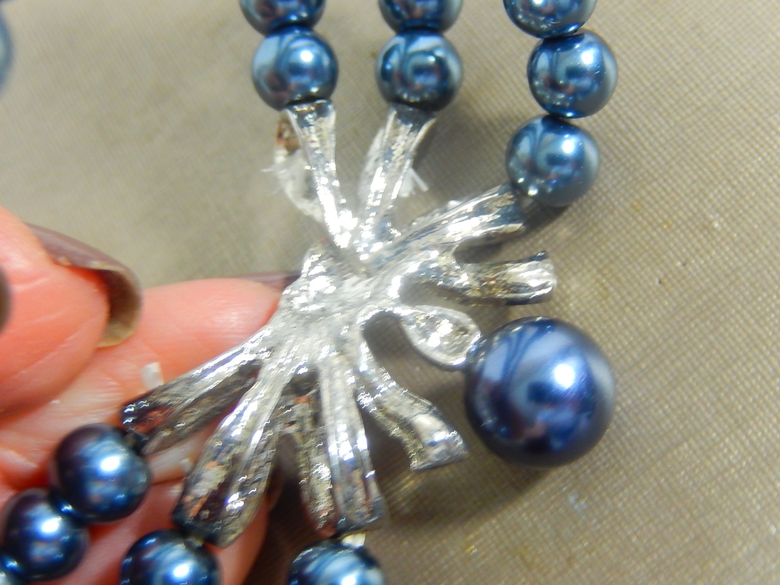 VTG 3 ROW TAHIAN GLASS PEARL W/ RHINESTONE BOW W PEARL DROP STRETCH BRACELET