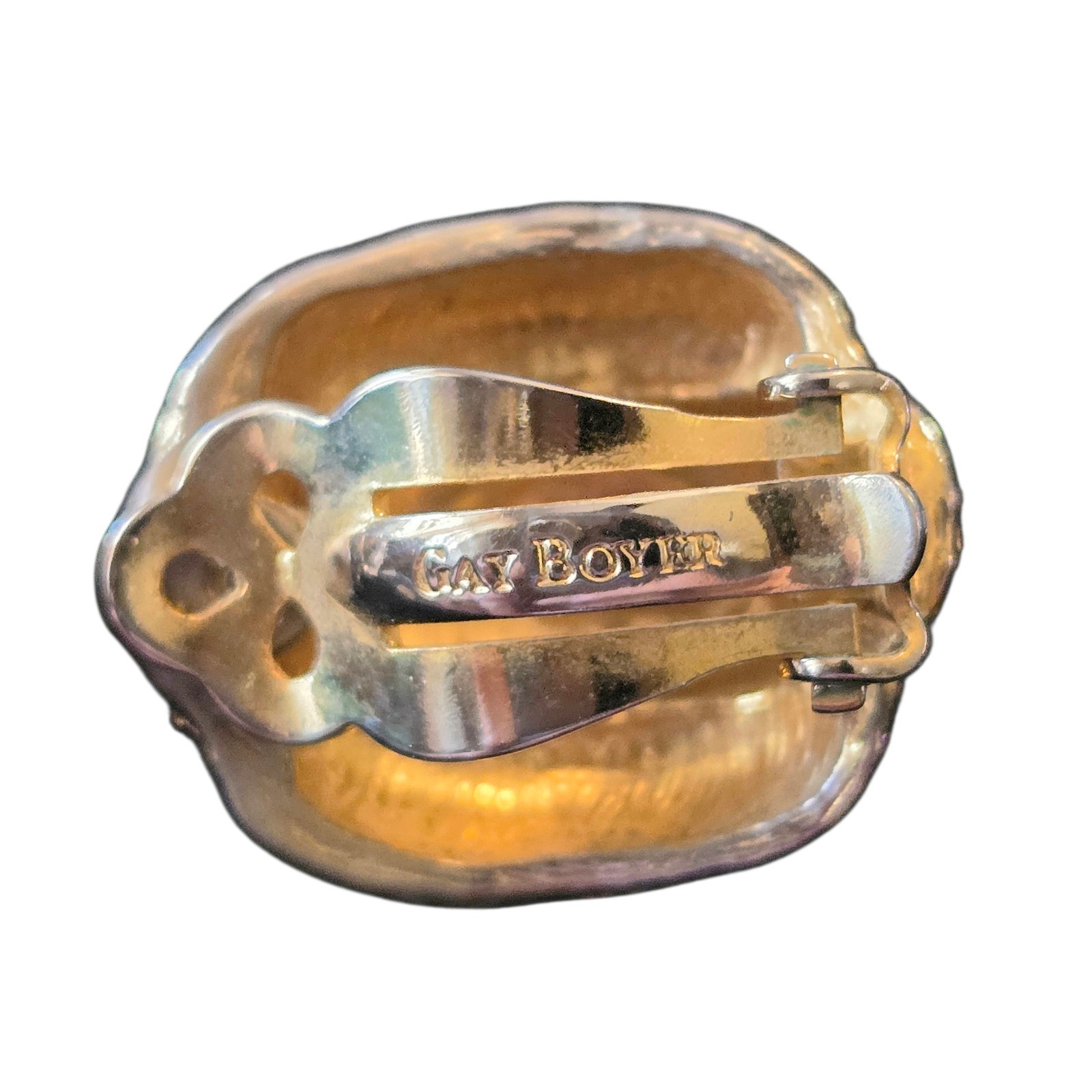Gay Boyer Signed VTG 1980s Hammered Domed Gold Tone Clip On Earrings 0.75″X0.75″