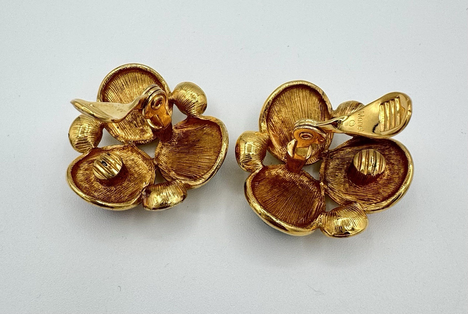 Gorgeous 1980s Monet Signed Gold Tone Gripoix-Style Glass Cabochon Clip Earrings