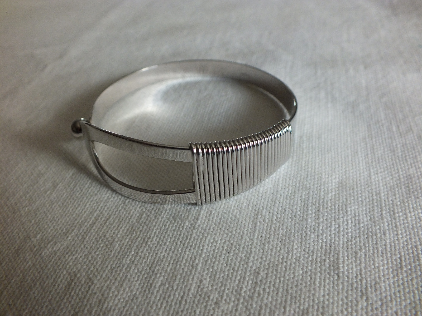 Beautiful Clasp Bracelet Silver Tone Unique Design 3/4″ W x 2-2 3/8″ NICE