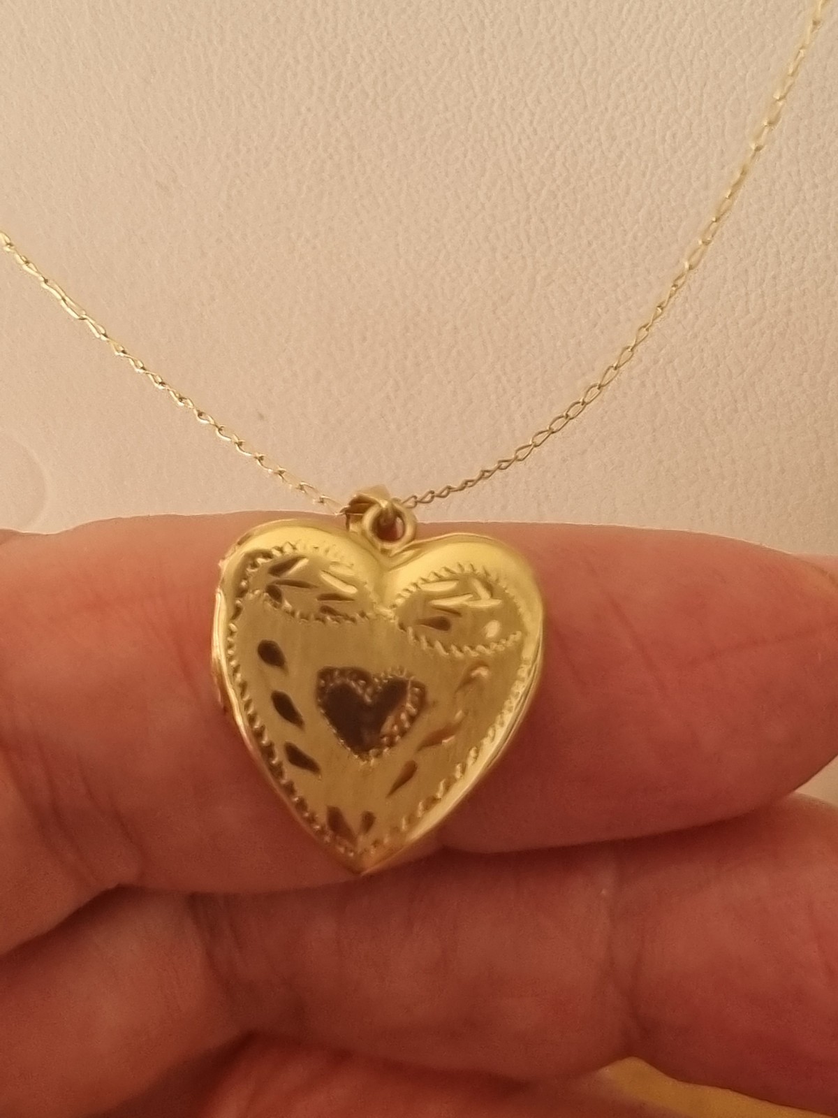 Vintage Solid 14K Yellow Gold Engraved Heart Locket Pendant Necklace 2.6g Video