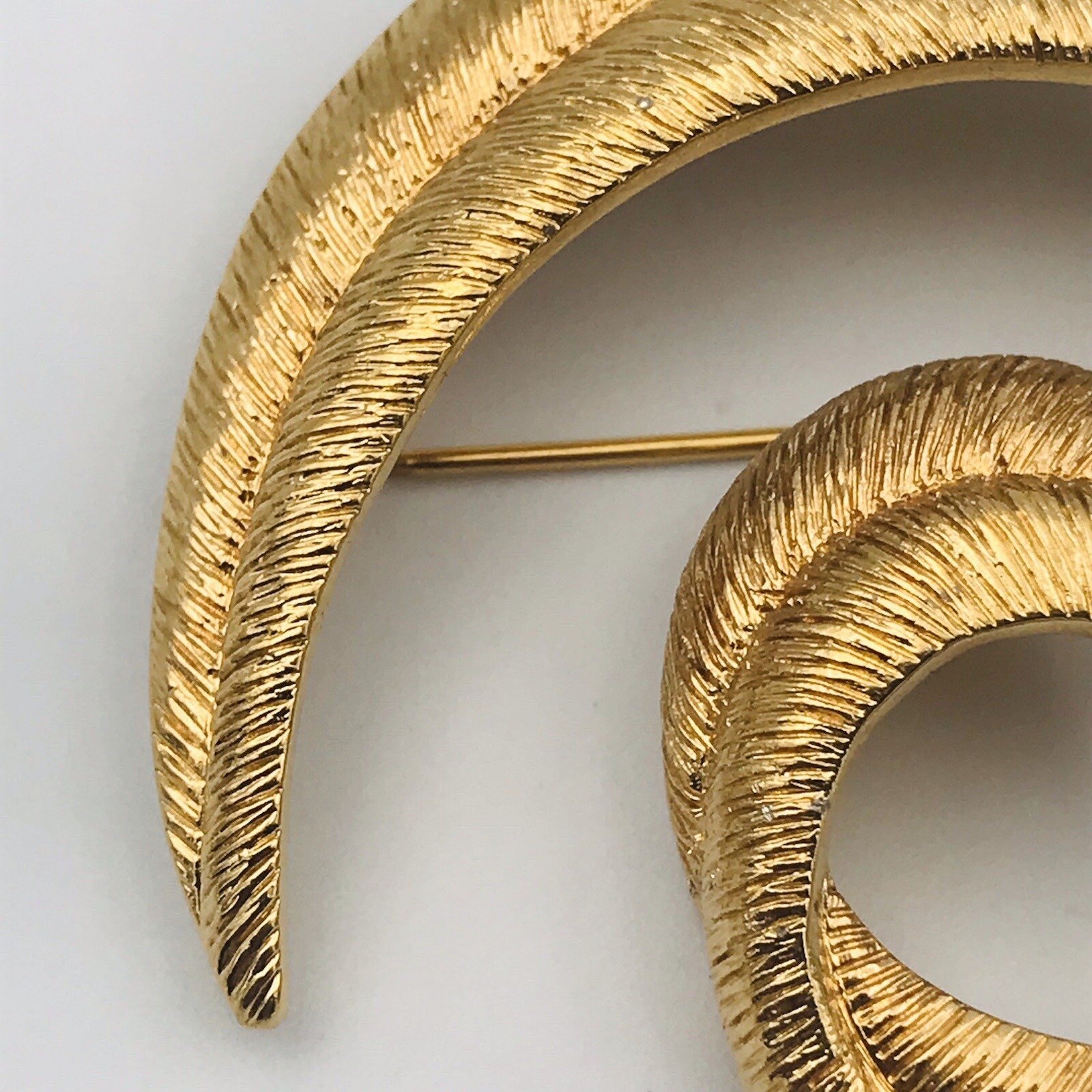 Gold Tone Textured Swirls Ribbons Pins Brooch 2″ x 2″