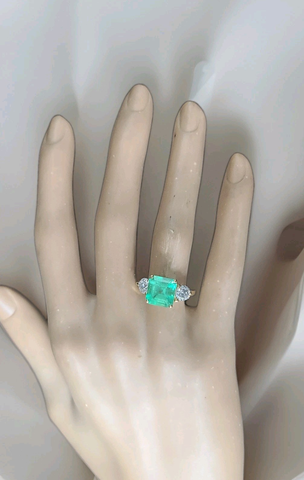 Vintage 14k Yellow Gold Engagement Ring 3.01CT. Natural Green Colombia Emerald