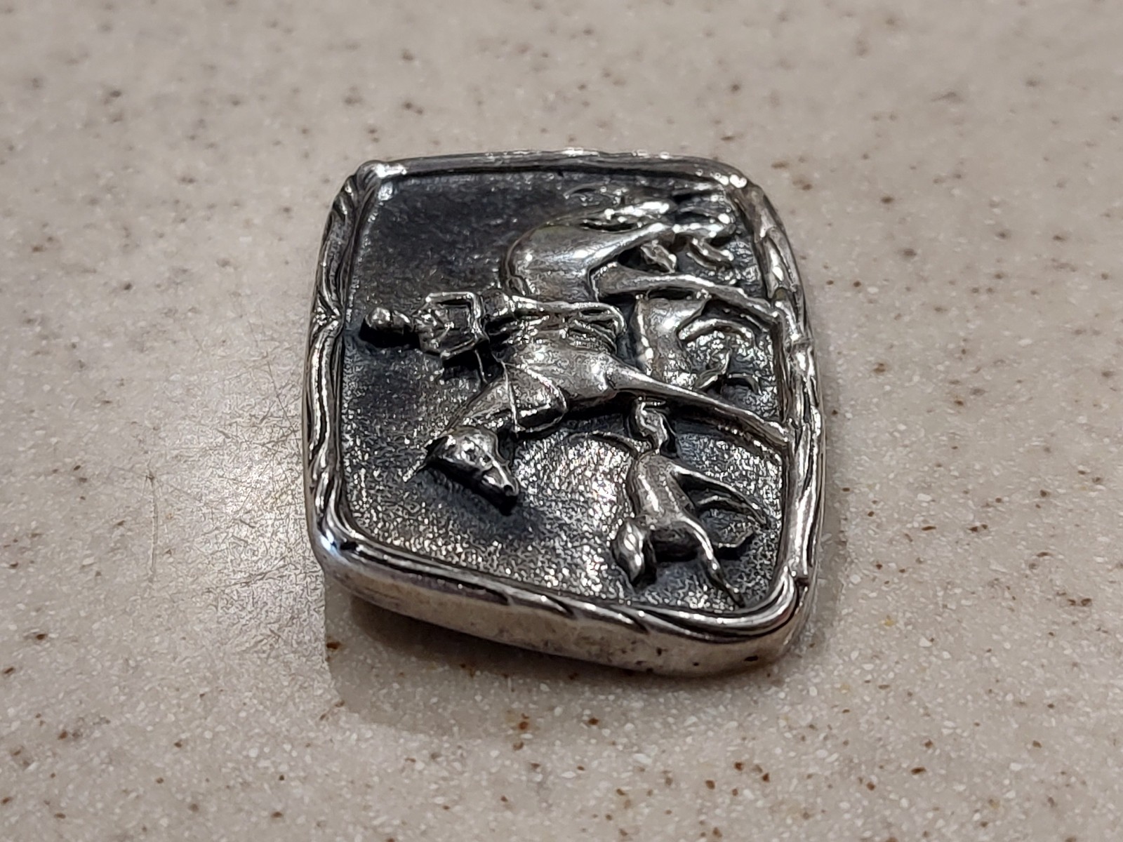 VINTAGE EQUESTRIAN STERLING SILVER HORSE RIDER DOGS FOX HUNTING SCENE BROOCH
