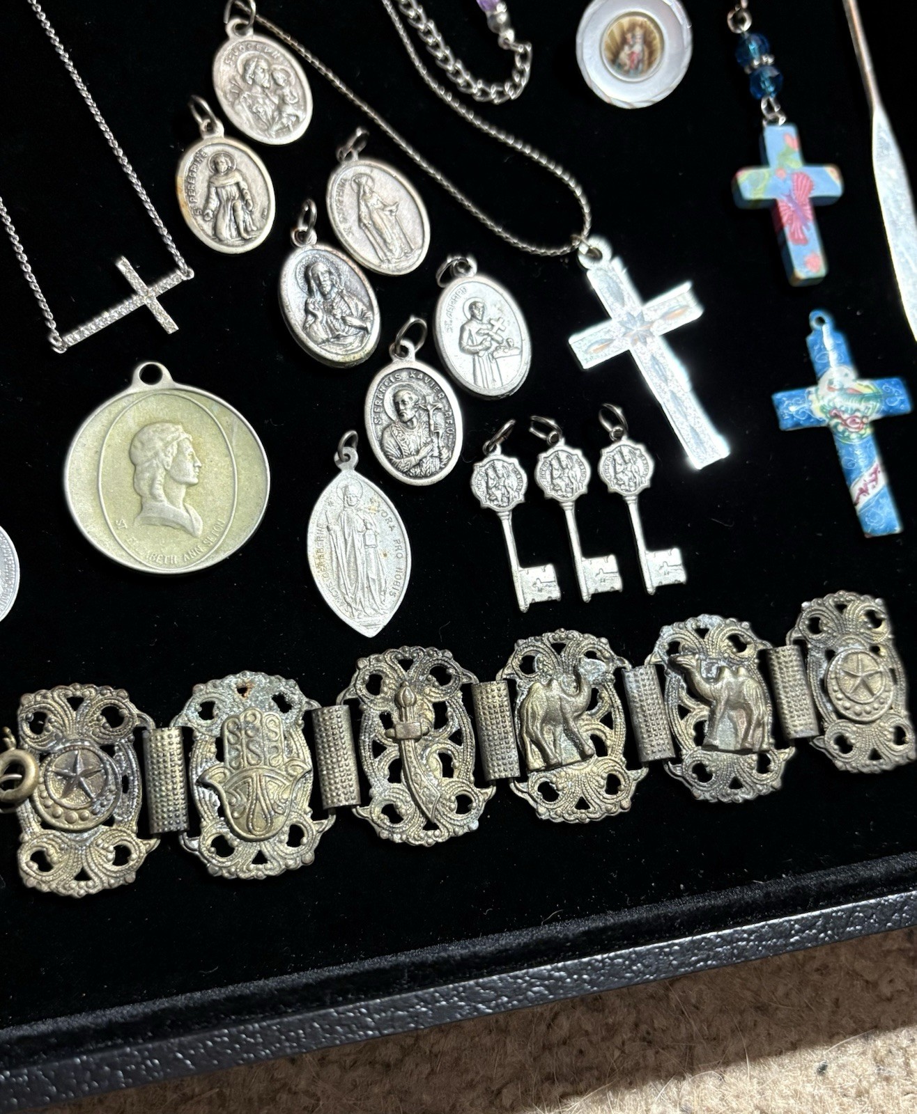 Vintage Religious Jewelry Lot 25 Pc Catholic Medallion Rosaries Few Marked Italy