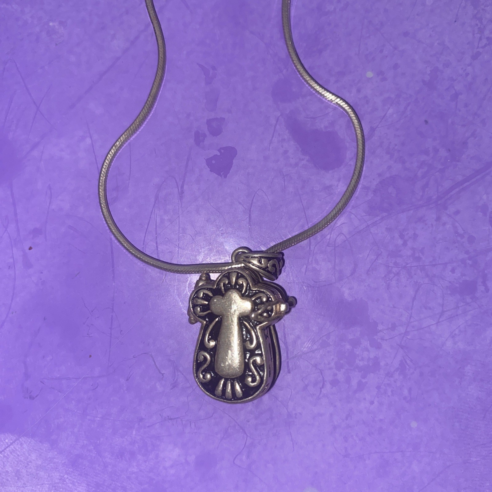 VINTAGE LADIES’ .925 PENDANT LOCKET ENGRAVED CROSS 925 CHAIN 16″ LONG