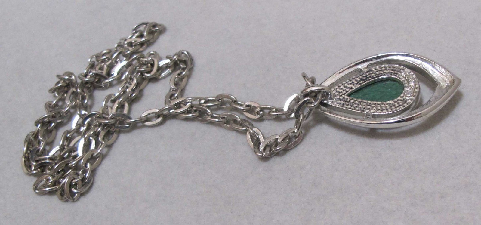 Vtg 1978 SARAH COV “Dew Drop” Green Acrylic Teardrop SilverTone Pendant Necklace