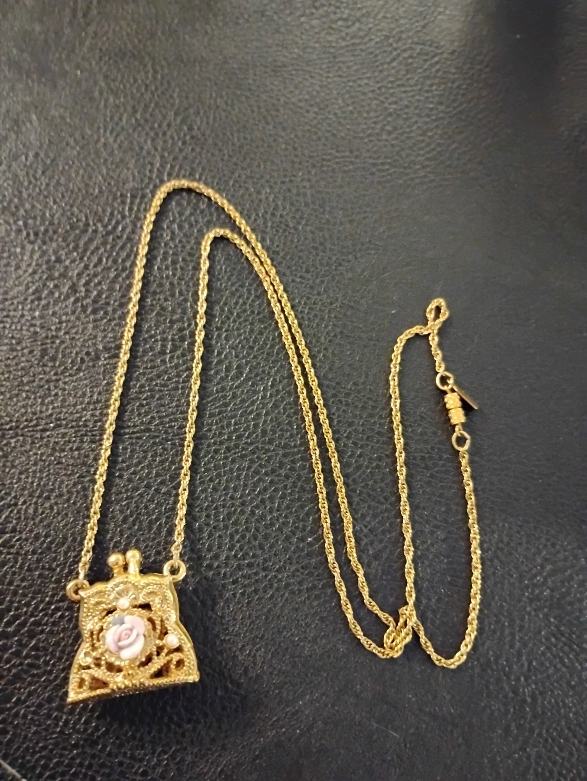 1928 Gold Tone Filigree PURSE w/Porcelain Rose Pearls Opens Pendant Necklace 28”